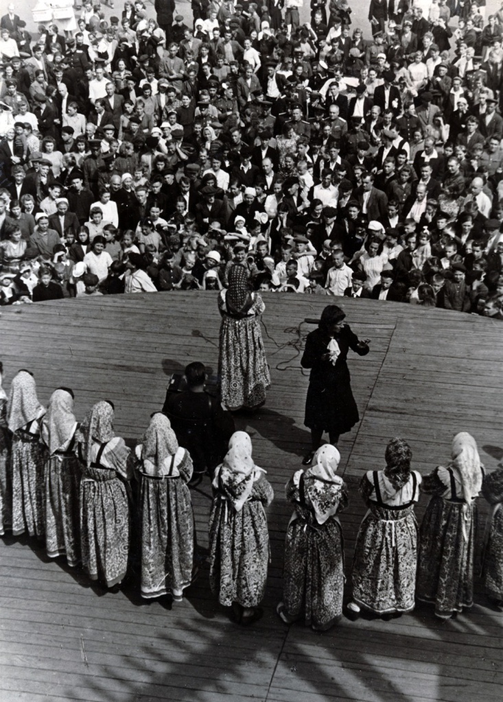 Хор фабрики «Красное знамя» на эстраде Массового поля, 1955 год, г. Москва