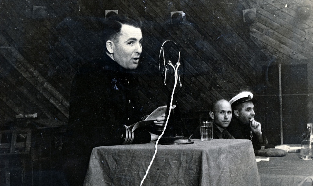 Встреча молодежи с моряками. Выступает капитан 3-го ранга Коктомов, справа – бригадный комиссар товарищ Широков, 1939 год, г. Москва