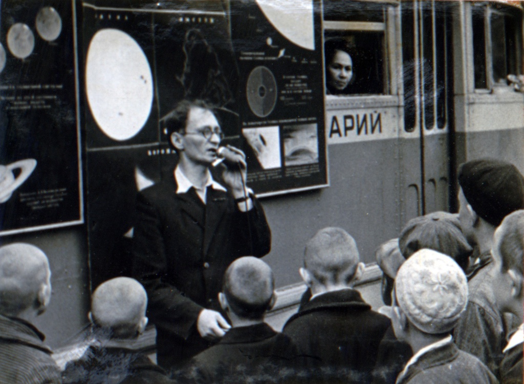 «518 000 москвичей прослушали в Парке в 1950 году 10 000 лекций, бесед и консультаций», 1950 год, г. Москва