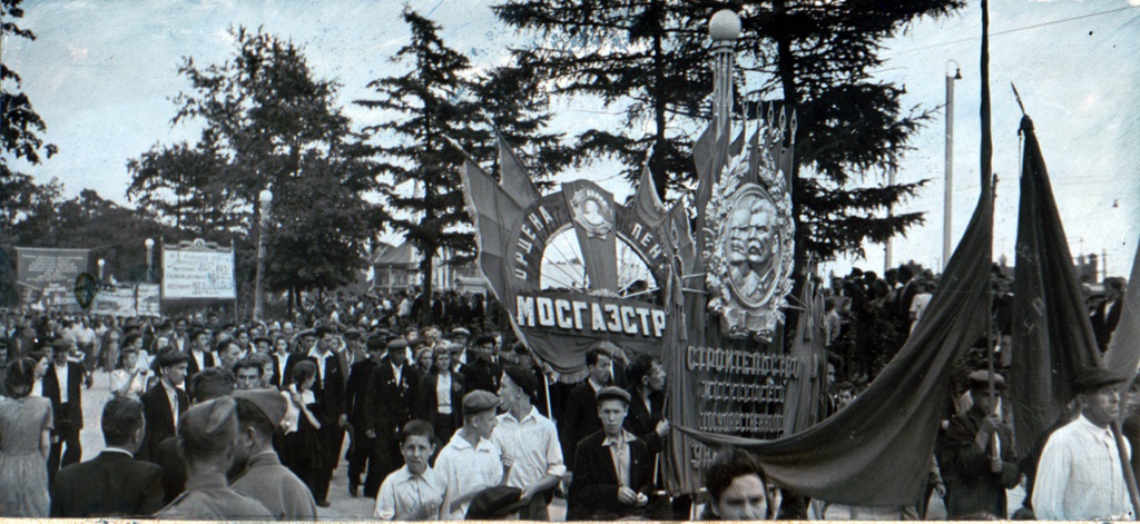 Парк Сокольники, 1950 год, г. Москва. «700 000 москвичей участвовало в 1950 году в 23 массовых народных гуляньях».
