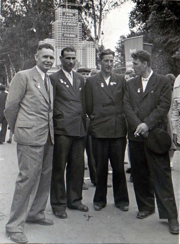 «Пропаганда стахановских методов труда. В течении лета 1950 года в Парке было организовано 3 стационарных и 42 передвижные выстави о стахановских методах труда в промышленности и на транспорте», 1950 год, г. Москва