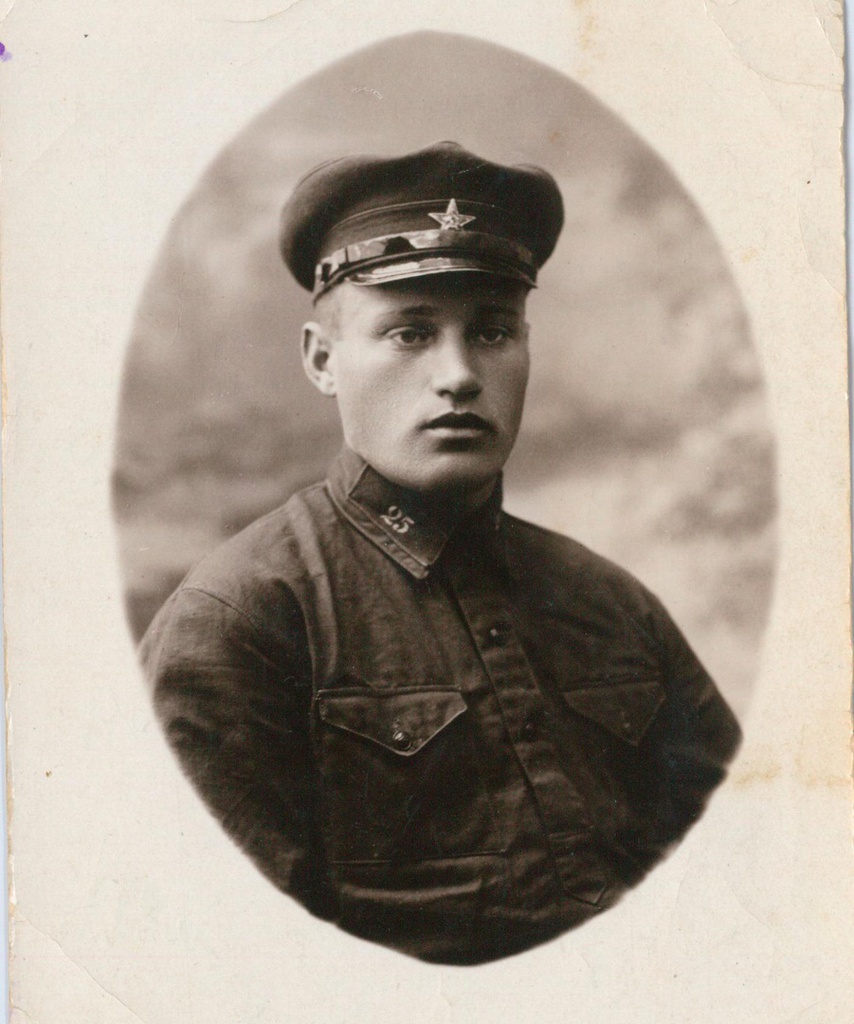 Виктор Александрович Лутошкин. Служба в армии, 1 июля 1935. Фотография из архива Лоры Яценко.