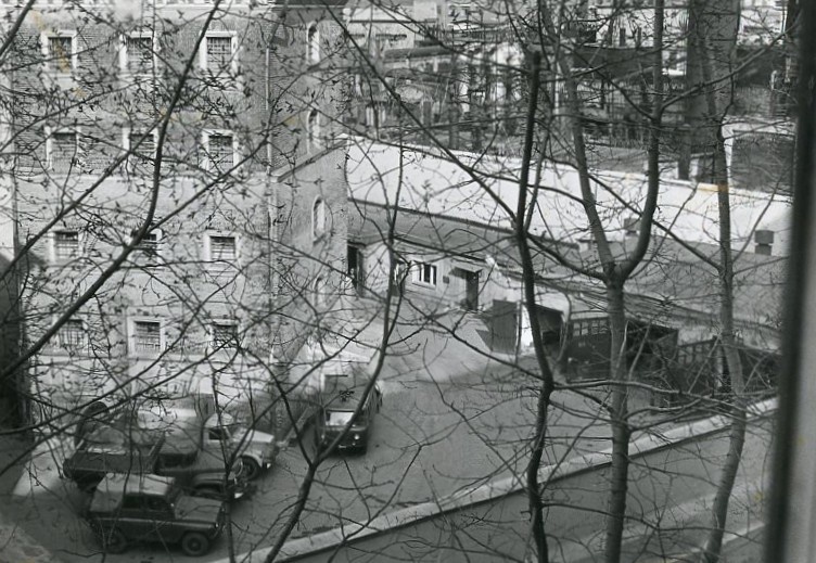 Лефортовская тюрьма. Внутренний двор с гаражами, 1960-е, г. Москва. Выставка «Тюрьмы и заключенные» с этой фотографией.