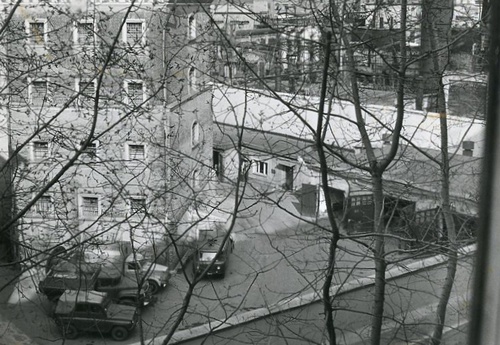 Лефортовская тюрьма. Внутренний двор с гаражами, 1960-е, г. Москва
