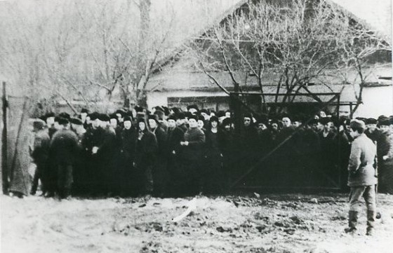 Лагерь в Донецкой области, 1980-е. Заключенные выстроились перед бараками. Белая стрелка указывает на Валентина Наприенко.