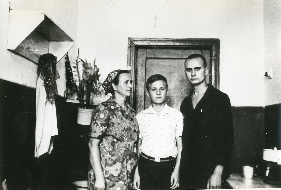 Анатолий Коплик в лагере. Свидание с родными, 1970-е. Баптист, осужден за отказ от военной службы.