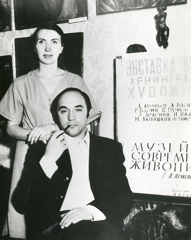 Вадим Нечаев (Бакинский) и Мария Недробова перед афишей независимой выставки, организованной ими в Ленинграде, 1973 год
