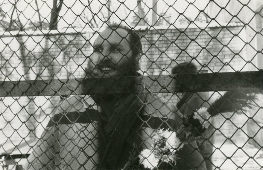 Пятрас Цидзикас в вильнюсском психиатрическом госпитале, февраль 1981, Литовская ССР, г. Вильнюс. Литовский общественный деятель, диссидент. В 1973 году, будучи студентом Вильнюсского университета, был арестован по обвинению в распространении «Хроники Литовской Католической Церкви», антисоветских листовок и националистических стихотворений. Суд признал Цидзикаса невменяемым и направил его на 4 года на принудительное лечение  в психиатрическую тюремную больницу в Черняховске (ранее, желая избежать призыва на военную службу, Цидзикас симулировал психическую болезнь и был комиссован). Позже был несколько раз арестован, дважды осужден и сидел в тюрьмах.&nbsp;