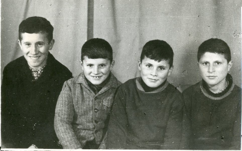 Сыновья Бекира и Веджие Кашка, 1970-е. Семья крымских татар. С 1969 года пыталась вернуться в Крым, дважды подвергалась выдворению.