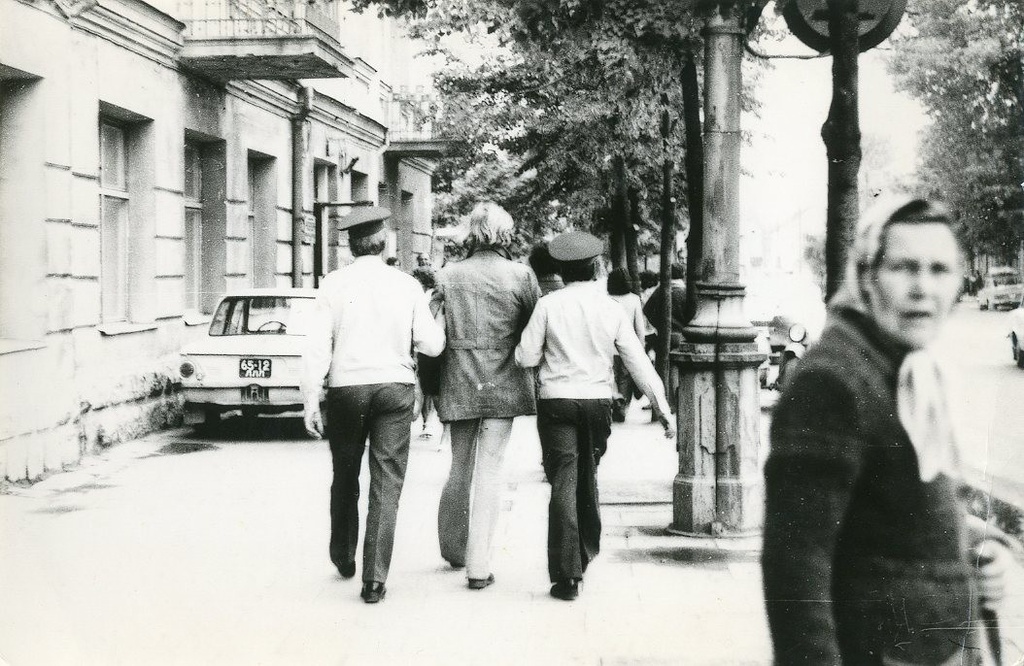 Задержание Антанаса Казакявичуса у Рижского суда, 10 октября 1979. Выставка «Под арестом» с этой фотографией.