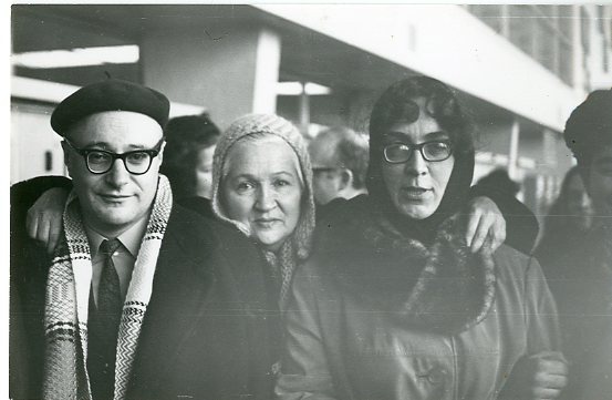 Зинаида Григоренко (в центре) провожает Бориса и Александру Цукерман, 1971 год, г. Москва