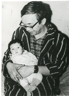 Юлий Ким со своим ребенком, 1973 год