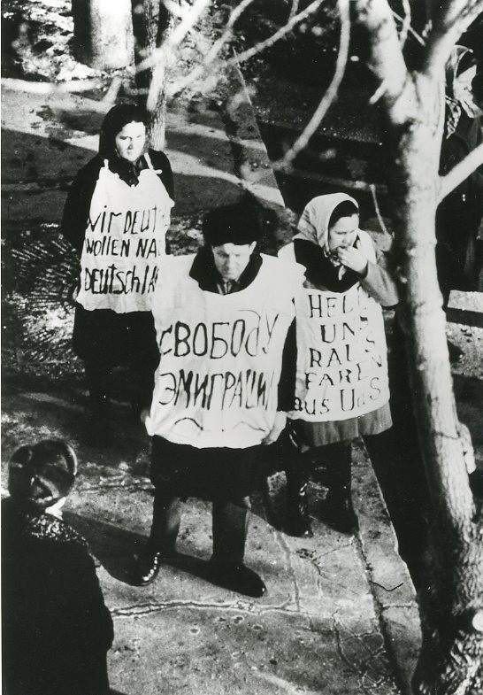 Демонстрация эстонских немцев перед посольством ФРГ в Москве, 20 января 1974, г. Москва