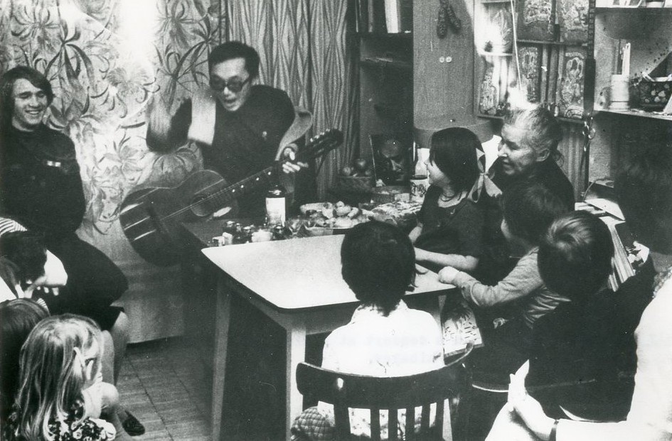 Юлий Ким дает детям концерт в квартире Александра Гинзбурга, 1970-е. Слева сидит С. Шибаев.