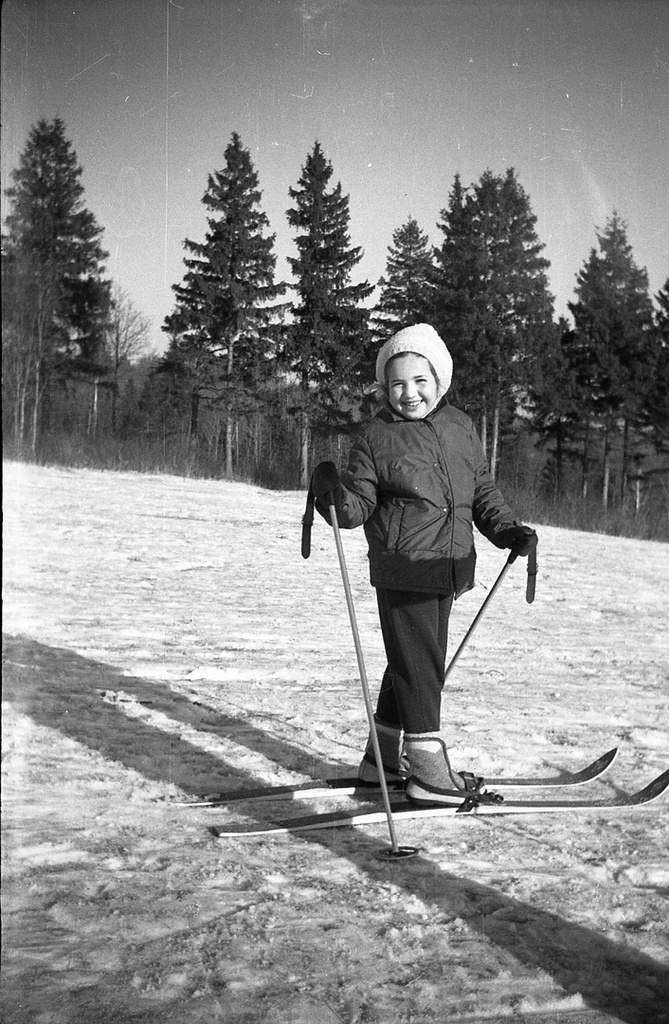 Юная лыжница, 1 января 1971 - 1 мая 1971. Выставка «1970-е на фотографиях Сергея Кочерова» с этим снимком.&nbsp;