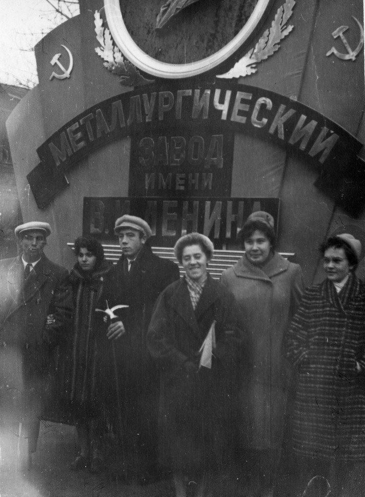 Работники Куйбышевского металлургического завода на ноябрьской демонстрации, 1 - 10 ноября 1962, г. Куйбышев. Крайняя справа – И. А. Афанасьева.&nbsp;