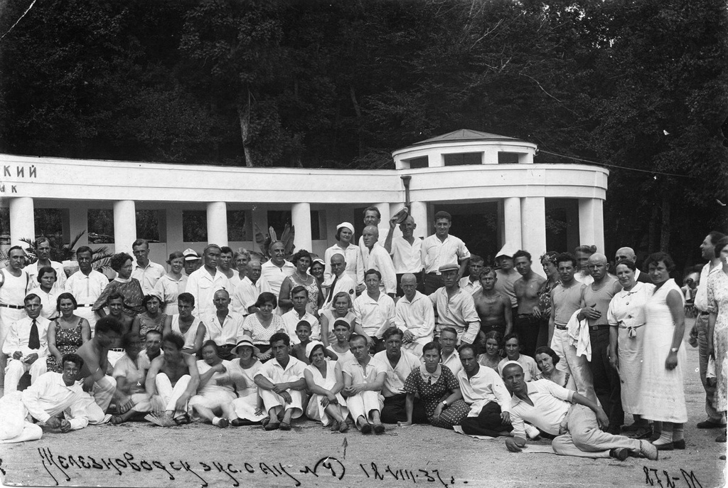 Групповой снимок экскурсантов санатория № 4, 12 августа 1937, г. Железноводск. Среди отдыхающих (в центре, отмечен точкой) - Шарыпов Сабирзян Негимедзянович.