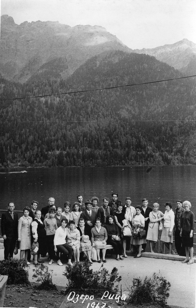 Круиз по Черному морю. Озеро Рица, май - сентябрь 1967. Среди отдыхающих – Ольга Петровна Шарыпова (во втором вторая слева, отмечена точкой).