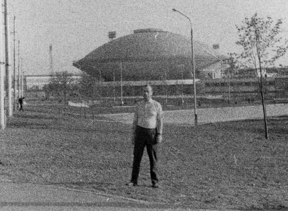 Станислав Николаевич Афанасьев на фоне здания казанского цирка, 1968 год, г. Казань