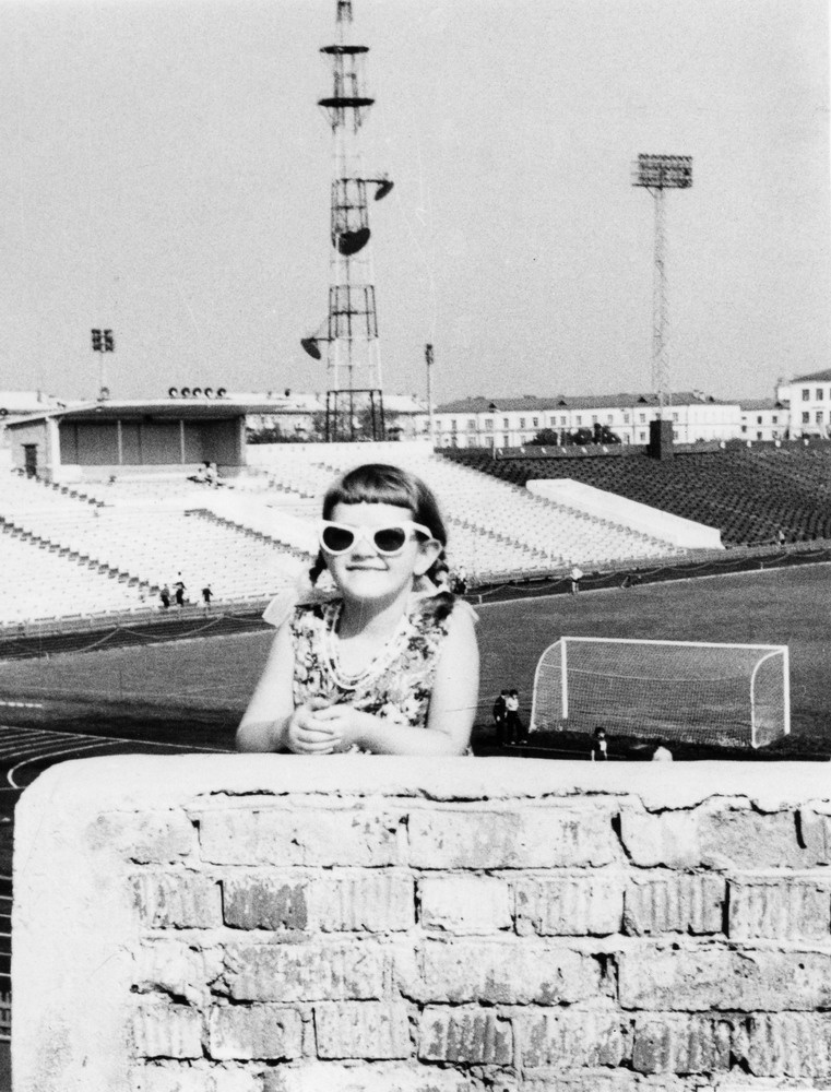 Лена Арендарь на стадионе «Шинник» в Ярославле, 1 - 30 августа 1968, г. Ярославль. Выставка «В солнцезащитных очках» с этой фотографией.