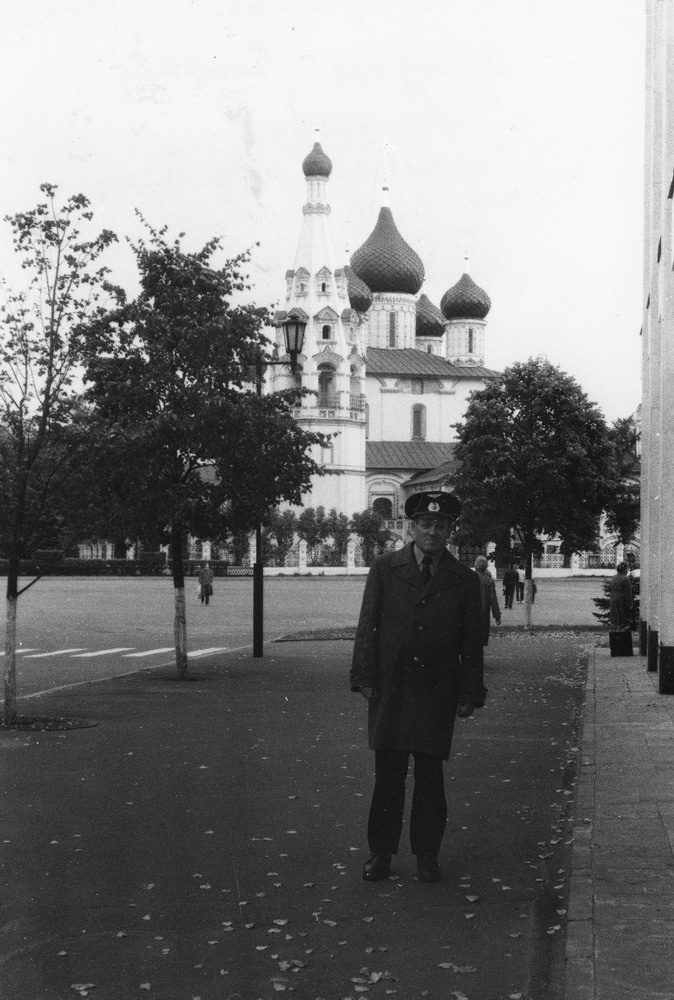 Начальник железнодорожной станции Виктор Иванович Арендарь на фоне церкви Ильи Пророка в Ярославле, 1 мая 1975 - 30 сентября 1979, г. Ярославль