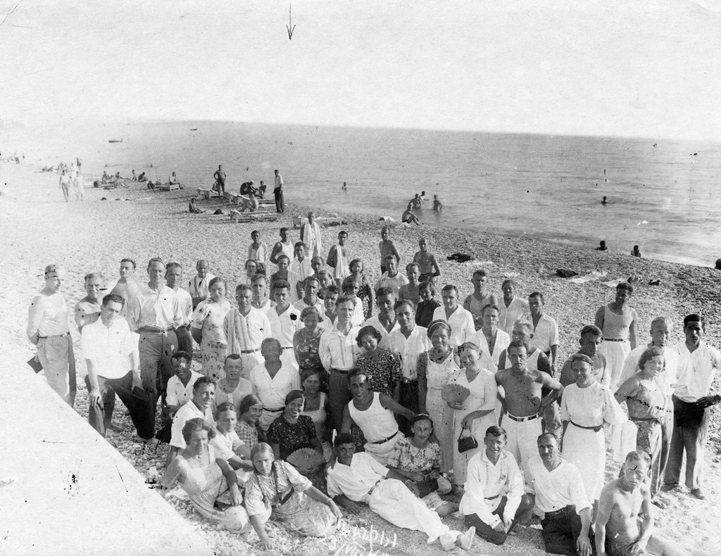 Группа отдыхающих на пляже в Гаграх, 23 августа 1940, г. Гагра. Среди отдыхающих в левой части группы (помечен точкой) стоит Шарыпов Сабирзян Негимедзянович.