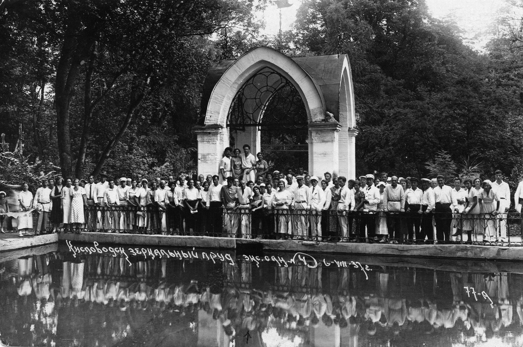 Экскурсанты санатория № 4 на Зеркальном пруду, 6 августа 1937, г. Кисловодск. Среди отдыхающих в центре (помечен точкой) - Шарыпов Сабирзян Негимедзянович.