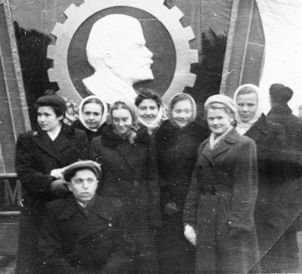 Группа на фоне эмблемы Куйбышевского металлургического завода, 1957 год, г. Куйбышев