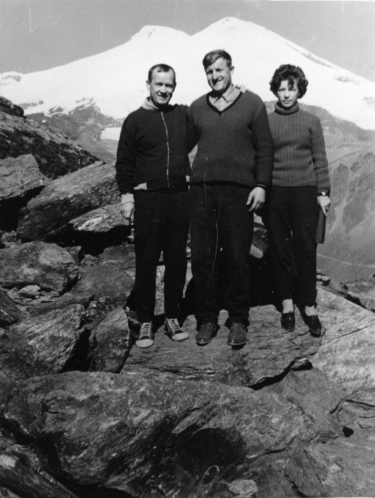 Туристы на фоне Эльбруса, 1 января 1967 - 30 декабря 1967, Кабардино-Балкарская АССР. Слева - Станислав Николаевич Афанасьев.