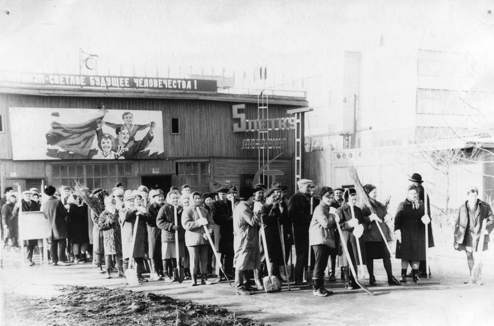 Работники Куйбышевского сталелитейного завода на субботнике, 4 апреля 1970, г. Куйбышев. Ныне Самара.&nbsp;