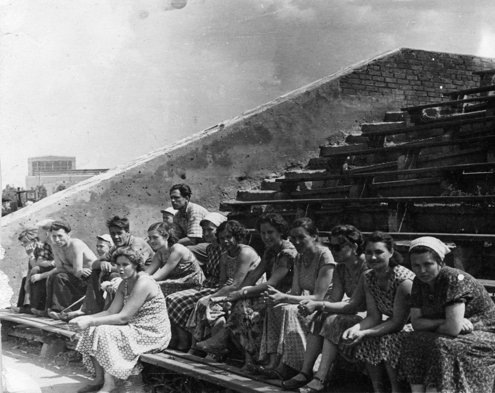 Работники Куйбышевского металлургического завода на субботнике на стадионе «Металлург», 1 апреля 1960 - 30 мая 1960, г. Куйбышев. В первом ряду сидит Валентина Цибер.