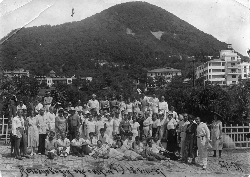 Групповой снимок экскурсантов санатория № 4, 12 августа 1937, г. Железноводск. Среди отдыхающих в верхнем ряду шестой справа - Шарыпов Сабирзян Негимедзянович.