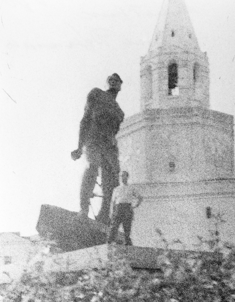 Станислав Николаевич Афанасьев на фоне памятника Мусе Джалилю, 1968 год, г. Казань