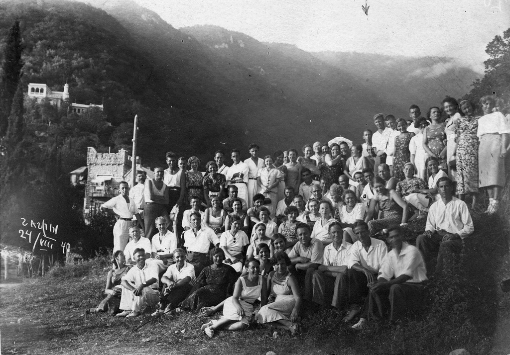 Группа экскурсантов в Гаграх, 24 августа 1940, г. Гагра. Среди отдыхающих в правой части группы (помечен точкой) сидит Шарыпов Сабирзян Негимедзянович.
