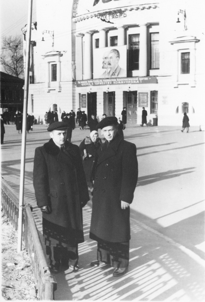 Станислав Афанасьев (справа) и неизвестный на фоне Ярославского театра драмы им. Федора Волкова, 1953 - 1955, г. Ярославль