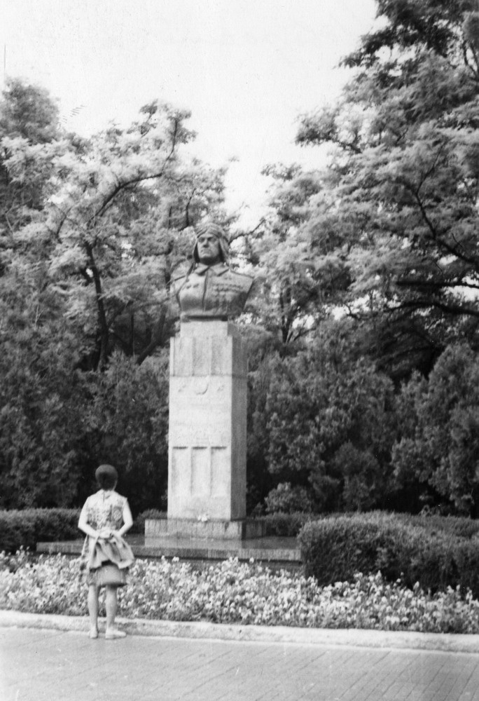 Памятник летчику Евгению Савицкому, 1973 год, г. Новороссийск