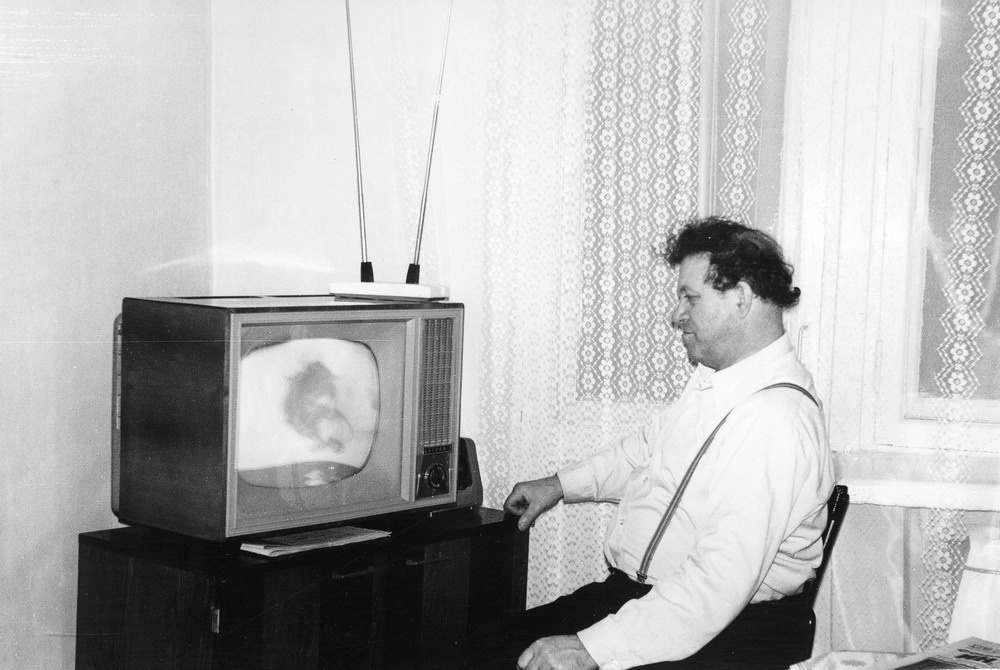 Виктор Иванович Арендарь у себя дома, 23 февраля 1981 - 3 марта 1981, г. Ярославль. Выставка «"Скованные одной цепью". У телевизора» с этой фотографией.