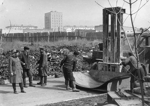 Ленинский субботник на территории Куйбышевского химического комбината, апрель 1970, г. Куйбышев. В центре кадра (со спины) – Станислав Николаевич Афанасьев, механик цеха производства цинковых пигментов и масляных красок.Ныне Самара.&nbsp;