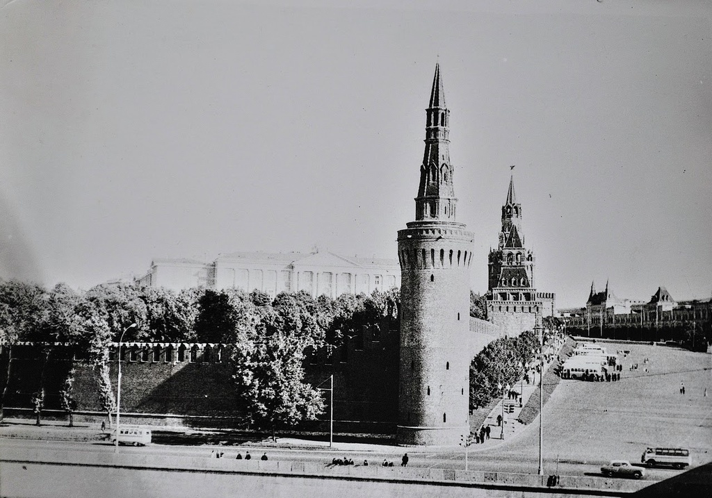 У Кремля, 1960 - 1968, г. Москва. 29 апреля 2016 года здание Президиума Верховного Совета СССР (14-й корпус Кремля) было полностью демонтировано.&nbsp;