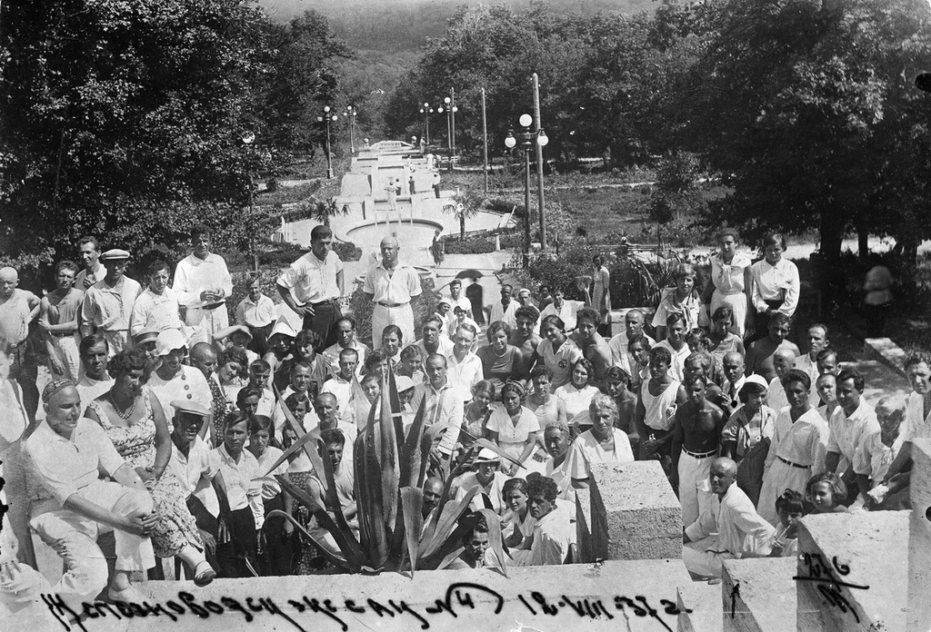 Групповой снимок экскурсантов санатория № 4, 12 августа 1937, г. Железноводск. Среди отдыхающих в правой части кадра (помечен точкой) - Шарыпов Сабирзян Негимедзянович.