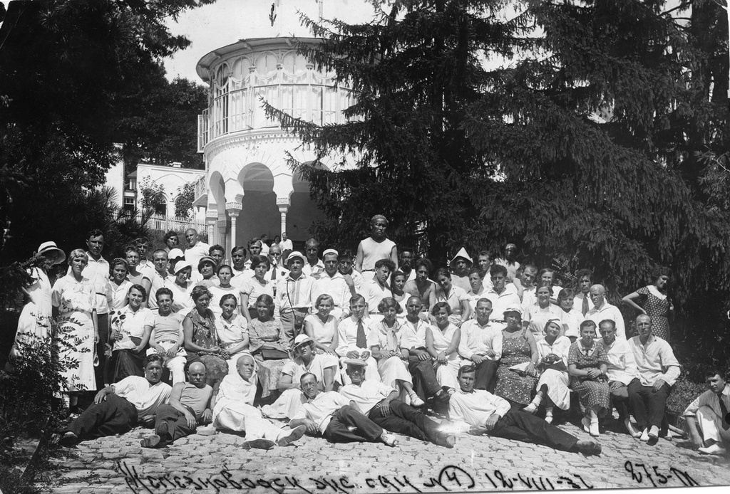 Групповой снимок экскурсантов санатория № 4, 12 августа 1937, г. Железерводск. Среди отдыхающих (в центре, помечен точкой) - Шарыпов Сабирзян Негимедзянович.