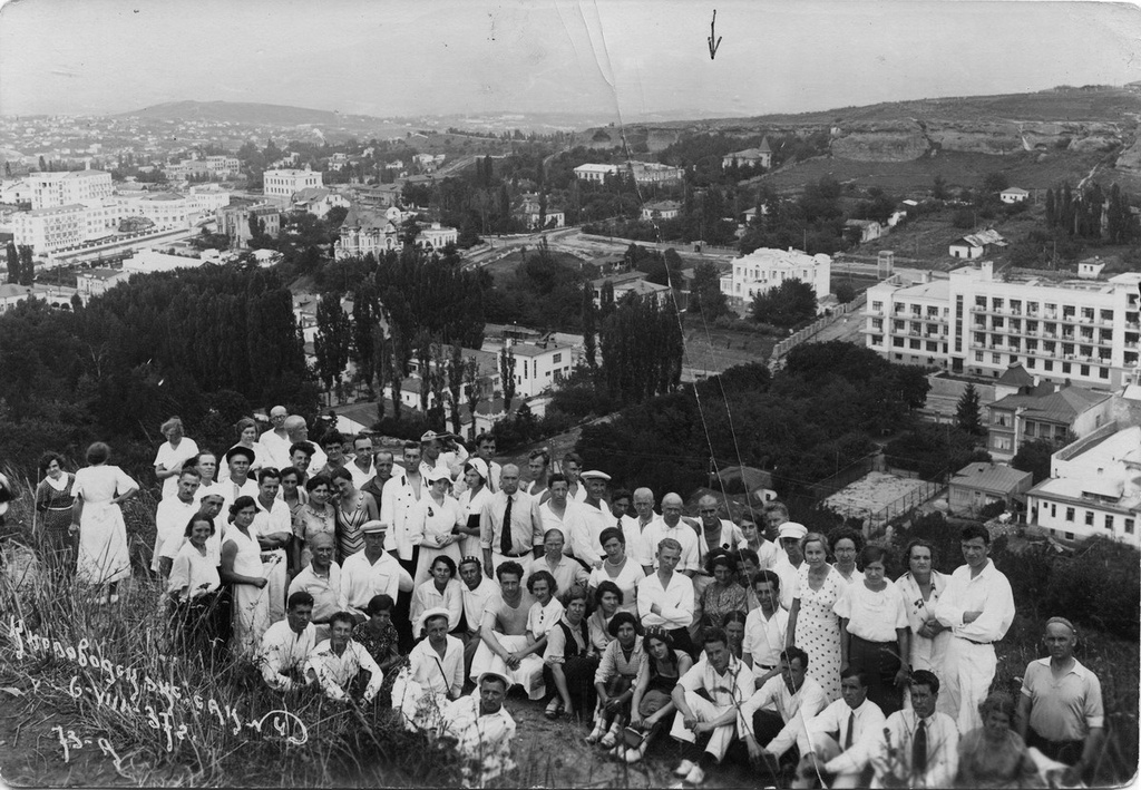 Экскурсанты санатория № 4 в Кисловодске, 6 августа 1937, г. Кисловодск. Среди отдыхающих в последнем ряду (помечен точкой) стоит Шарыпов Сабирзян Негимедзянович.