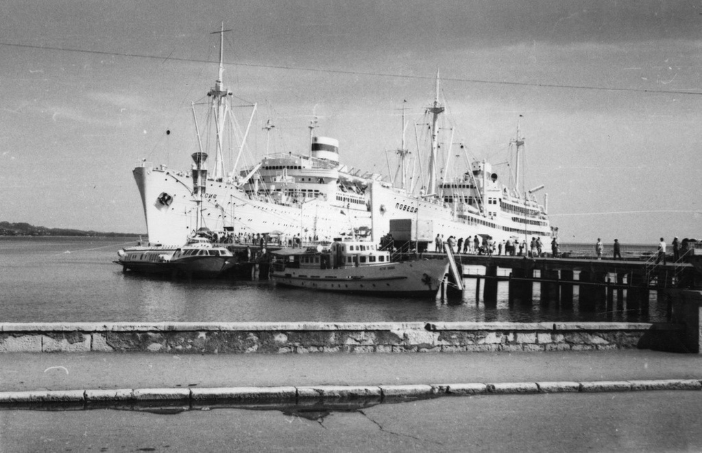 В Сухумском порту, май - сентябрь 1970, г. Сухуми