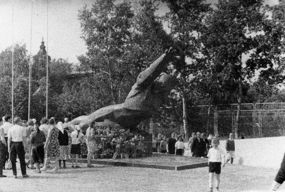 Памятник Погибшему солдату у входа в парк имени Горького, 1968 год, г. Казань