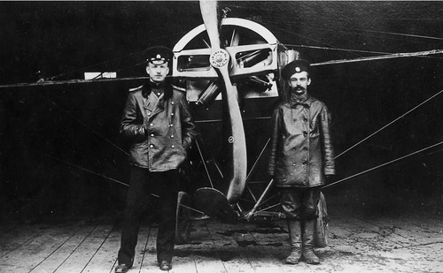 П. Н. Нестеров и его механик Г. М. Нелидов у самолета «Ньюпор» после перелёта Санкт-Петербург-Киев, 1913 год