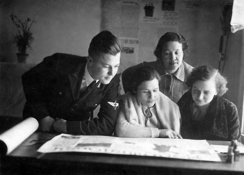 Бортпроводницы авиаотряда имени Калинина за чтением газеты, 1933 - 1936, г. Москва