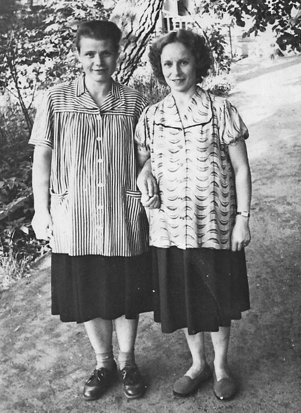 Две подруги во дворе, 1952 - 1953, Московская обл., г. Солнечногорск. 