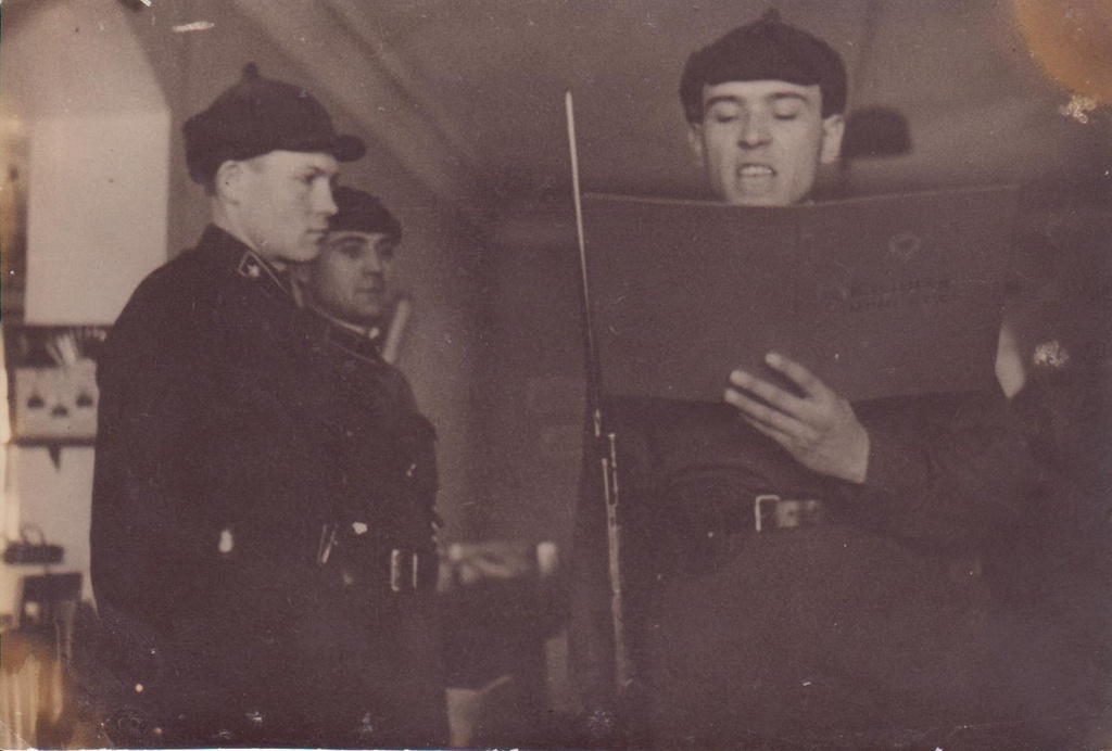 Присяга, 1939 год, г. Саратов. Принимает присягу Владимир Федорович Возный. Фотография из архива Владимира Ефимова.