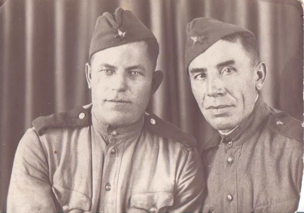 «Служили два товарища», 1943 - 1945. Справа – Прокопий  Иванович Исаков. Фотография из архива Владимира Ефимова.