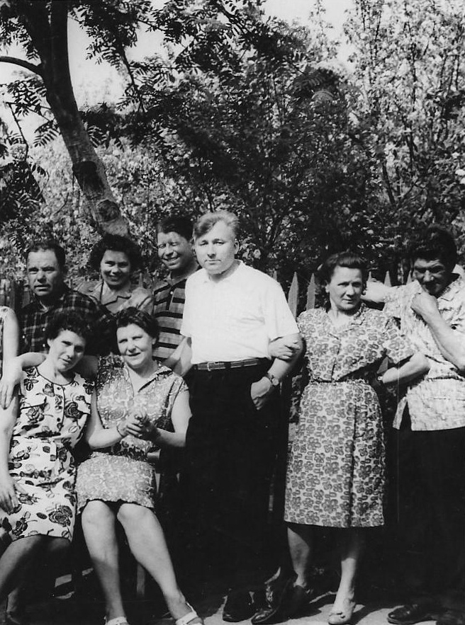 Собрание у дома, 1966 - 1967, Московская обл., г. Солнечногорск. 